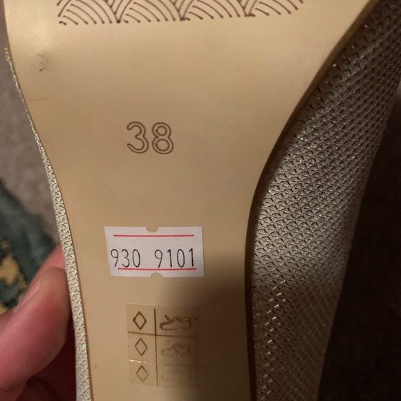 Cream peep-toe shoes size 38 (7-7 1/2) - Picture 4 of 4